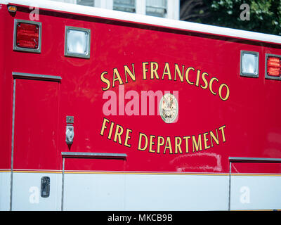 SAN FRANCISCO, Ca - 22. APRIL 2018: San Francisco Feuerwehr Logo an der Seite der Krankenwagen Stockfoto