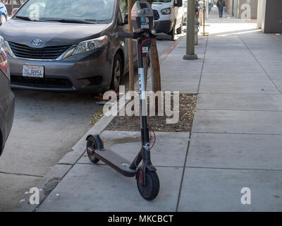 SAN FRANCISCO, Ca - 22. APRIL 2018: Vogel, Transport, elektrische Scouter auf dem Bürgersteig geparkt Stockfoto