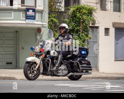 SAN FRANCISCO, Ca - 22. APRIL 2018: San Francisco Police Department officer Laufwerke auf Motorrad Stockfoto