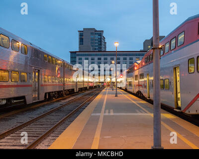 SAN FRANCISCO, Ca - 28. APRIL 2018: die ersten Züge im San Francisco CalTrain Station Abreise 22. Stockfoto