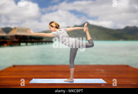 Frau, die Yoga Herr des Tanzes pose im Freien Stockfoto