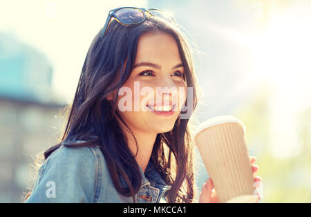 glückliche junge Frau Kaffeetrinken auf Stadtstraße Stockfoto