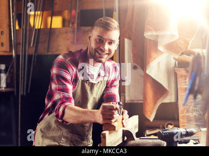 Tischler arbeiten mit Flugzeug und Holz bei workshop Stockfoto