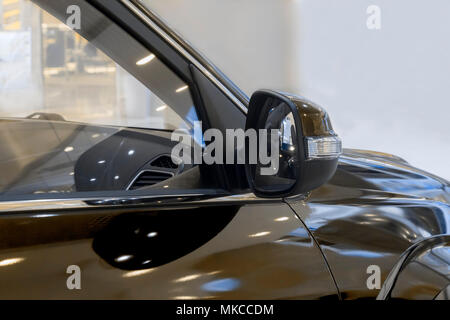 Fragment der vordere Teil eines modernen Pkw in den Sales Bereich. Stockfoto