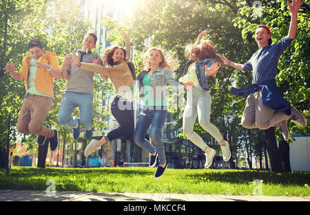 glücklich Jugendlichen Studenten oder Freunde springen im freien Stockfoto