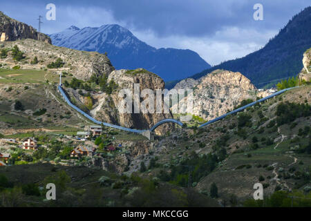 Wasserkraft Wasserleitung, Straße und Bahn, Gorge du Durance, Briancon, Haute Alpen, Frankreich Stockfoto