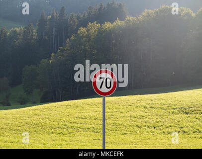 Tempolimit Zeichen 70 im ländlichen Raum Stockfoto