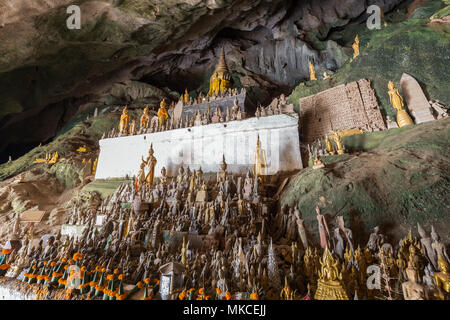 Hunderte von alten golden und Holz Buddha Statuen im Inneren der Höhle Tham Ting in den berühmten Höhlen von Pak Ou in der Nähe von Luang Prabang in Laos. Stockfoto