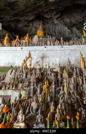 Hunderte von alten golden und Holz Buddha Statuen im Inneren der Höhle Tham Ting in den berühmten Höhlen von Pak Ou in der Nähe von Luang Prabang in Laos. Stockfoto