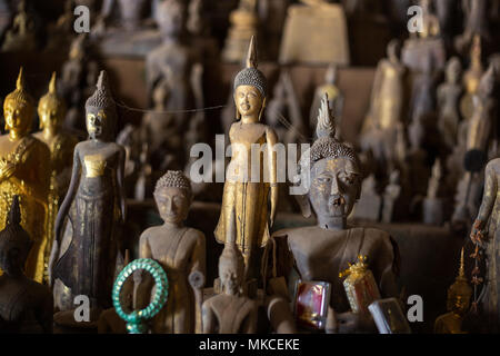 In der Nähe von vielen alten, goldenen und Holz Buddha Statuen im Inneren der Höhle Tham Ting in den berühmten Höhlen von Pak Ou in der Nähe von Luang Prabang in Laos. Stockfoto