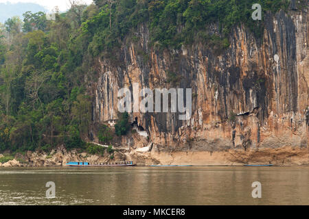 Blick auf den Mekong und Kalkstein Klippe, wo die berühmten Höhlen von Pak Ou eingestellt sind. Sie sind in der Nähe von Luang Prabang in Laos. Stockfoto