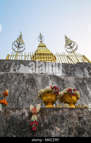 Religiöse Angebote im vergoldeten Stupa von Wat Chom Si auf dem Gipfel des Mount Phousi (Phou Si, Phusi, Phu Si) in Luang Prabang, Laos. Stockfoto