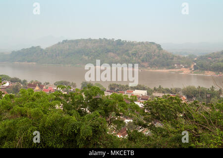Die Stadt Luang Prabang, Mekong und jenseits von oben vom Berg Phousi (Phou Si, Phusi, Phu Si) in Laos an einem sonnigen Tag gesehen.