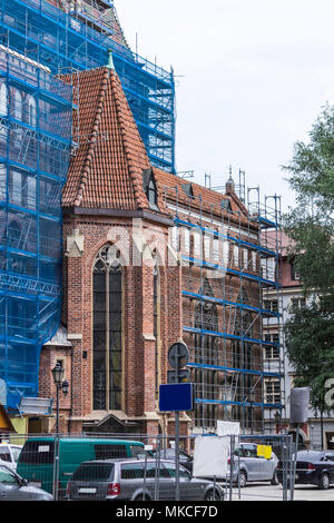 Reparatur der Kirche im gotischen Stil. Transsept mit Windows der südlichen Fassade. Gerüstbau, blue Grid. St. Elisabeth Kirche in Wroclaw, Polen. Stockfoto