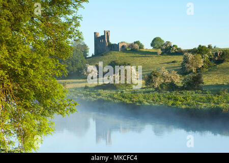 Irischen Burgen - Burgruine, Dunmoe Castle am Ufer des Flusses Boyne County Meath Irland Stockfoto