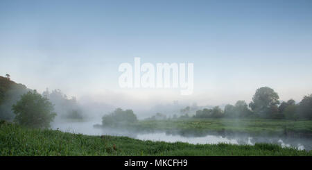 Blick auf die Ruinen von Dunmoe Castle am Ufer des Flusses Boyne, County Meath. Stockfoto