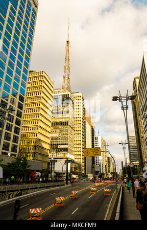 2017, September; Sao Paulo, Brasilien. Modernes Gebäude an der berühmten Avenida Paulista, einer großen finanziellen Zentrum in Südamerika Stockfoto