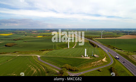 Luftbild von Windenergieanlagen entlang der Mündung Autobahn in Widehem, Frankreich Stockfoto