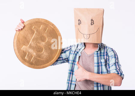 Golden Bitcoin in einem lustigen Mann Hand, Digitall Symbol einer neuen virtuelle Währung. Stockfoto