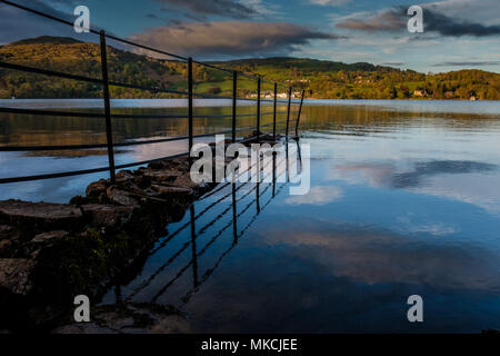 In Windermere aus der open access Land an Wray Castle, in Richtung Wansfell Hecht und das Low Wood Hotel, Ambleside, Lake District, Cumbria Stockfoto