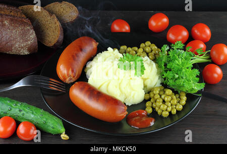 Gegrillte Würstchen mit Kartoffelbrei Stockfoto