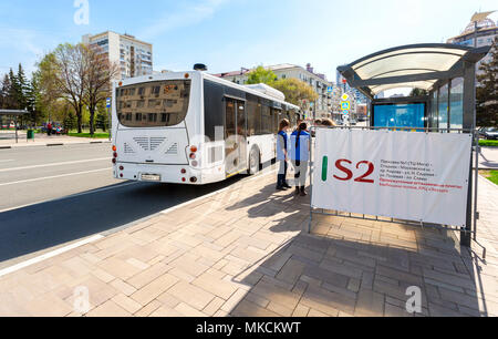 Samara, Russland - Mai 6, 2018: Shuttle Bus für die FIFA Fußball-Weltmeisterschaft 2018 an der Bushaltestelle in der Stadt. Stockfoto