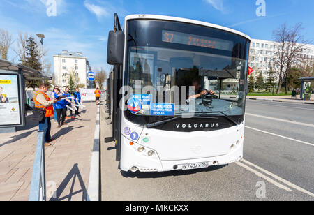 Samara, Russland - Mai 6, 2018: Shuttle Bus für die FIFA Fußball-Weltmeisterschaft 2018 an der Bushaltestelle in der Stadt. Stockfoto