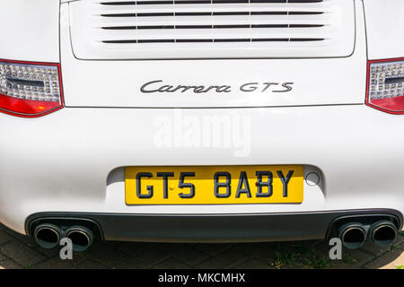 Ein Porsche Carrera GTS mit einem personalisierten Nummernschild, die effektiv liest GTS BABY. Stockfoto