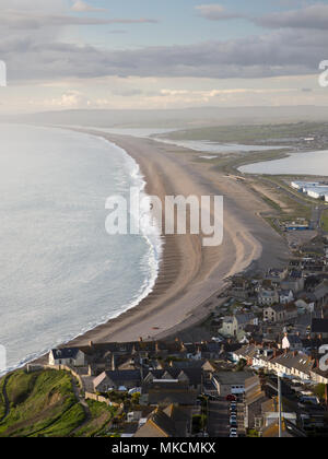 Die klassische Ansicht der Chesil Beach, mit der Flotte Lagune, Portland Harbour und Chiswell/Fortuneswell Stadt hinter sich, als der Gipfel von Portland gesehen Stockfoto