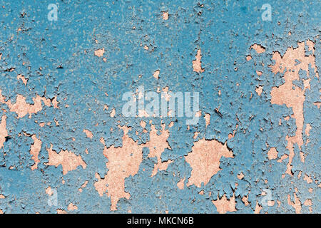 Risse in der blauen Farbe auf die Wand eines alten Gebäudes Stockfoto