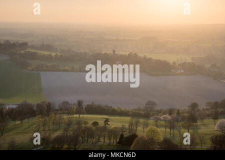 Die Sonne geht über Felder und Dörfer in die landwirtschaftliche Landschaft des Aylesbury Vale, einschließlich der Turm der Pfarrkirche Ellesborough. Stockfoto