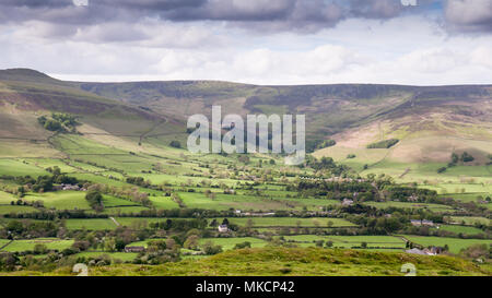 Die moorland Plateau des Kinder Scout steigt über den üppigen Weide Bereichen Edale Tal in Derbyshire, England's Peak District National Park. Stockfoto