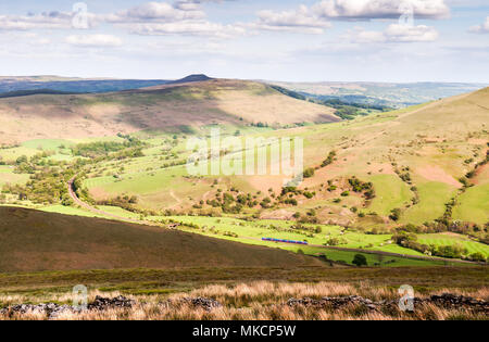 Eine TransPennine Express Klasse 185 Personenzug Reisen durch Edale auf der Hope Valley Line, aus dem Moor oben gesehen. Stockfoto