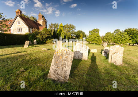 Uckfield, England, Großbritannien - 21 August 2013: Abend Sonne scheint auf die Grabsteine auf dem Friedhof von Framfield in East Sussex. Stockfoto