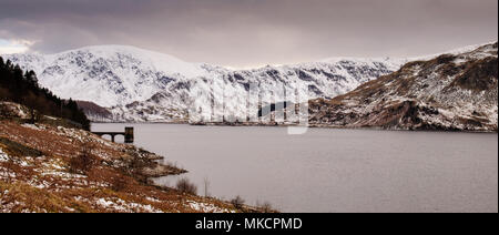 Schnee bedeckt den Berg Fells um Haweswater Stausee im englischen Lake District. Stockfoto