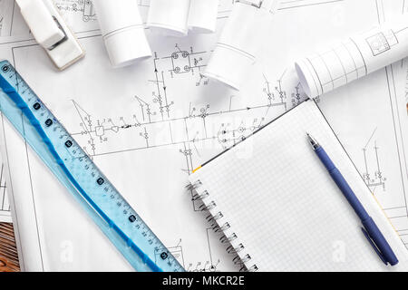 Arbeitsplatz mit Blueprint von Ingenieur designer Projekt Notizblock mit Kopie Raum Energie Engineering Konzept technologische Schema der Heizung Haus buildin Stockfoto
