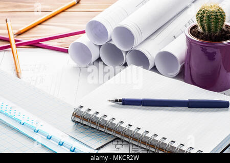 Arbeitsplatz mit Blueprint von Ingenieur designer Projekt Notizblock mit Kopie Raum Energie Engineering Konzept technologische Schema der Heizung Haus buildin Stockfoto