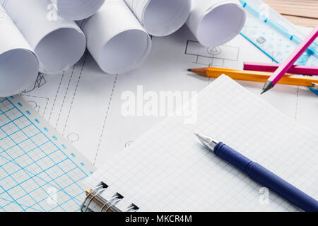 Arbeitsplatz mit Blueprint von Ingenieur designer Projekt Notizblock mit Kopie Raum Energie Engineering Konzept technologische Schema der Heizung Haus buildin Stockfoto