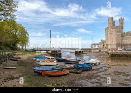 Caernarfon Castle, ein UNESCO-Weltkulturerbe, auf dem Fluss Seiont, bei Ebbe, Caernarfon, Gwynedd, Wales, Großbritannien gesehen. Stockfoto