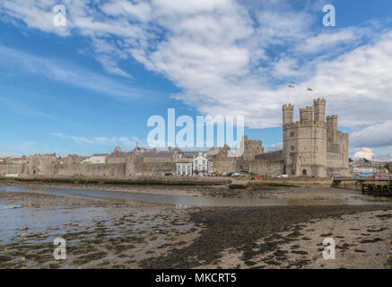 Blick auf Caernarfon Castle, ein UNESCO-Weltkulturerbe, und die Stadtmauern, von König Edward I, Caernarfon, Gwynedd, Wales, Vereinigtes Königreich errichtet. Stockfoto