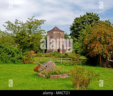 Die Pfarrkirche von Ewyas Harold in Herefordshire mit den Überresten einer Apfelwein drücken Sie im Vordergrund. Stockfoto