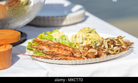 Die Street Food Market, Meeresfrüchte serviert auf das Papierfach die grünen Salat, Tintenfisch, Garnelen, kleinen gebratenen Fisch (grundle-/Grundeln), Kartoffelpüree. Stockfoto