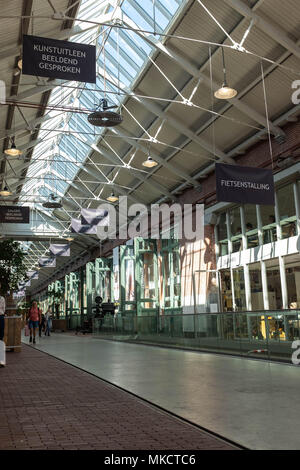 De Hallen, regeneriert ehemalige Straßenbahn in Amsterdam, vergossen Stockfoto