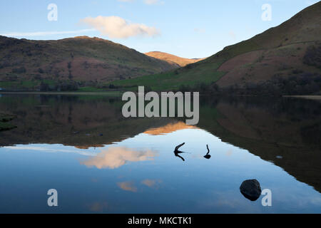 Brock Felsen und Rest Dodd in Brüder Wasser, Lake District nieder Stockfoto