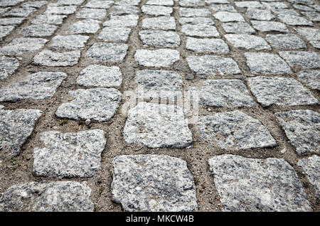 Nahaufnahme Bild einer alten Straße mit Kopfsteinpflaster, selektiver Fokus auf der Vorderseite. Stockfoto