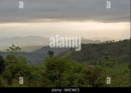 Ein donnerndes Abend in den Bergen im Süden Äthiopiens: schwarze Wolken hinab zu den Hügeln, mit grüner Vegetation bedeckt. Stockfoto