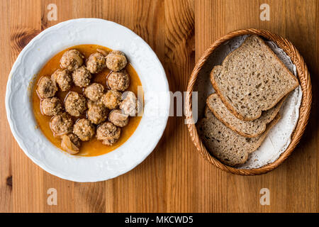 Türkische Lebensmittel Sulu Köfte / saftige Frikadellen mit Kleie Brot. traditionelles Essen der Türkei Stockfoto