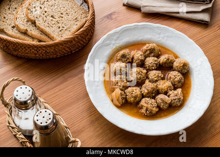 Türkische Lebensmittel Sulu Köfte / saftige Frikadellen mit Kleie Brot. traditionelles Essen der Türkei Stockfoto