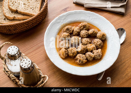 Türkische Lebensmittel Sulu Köfte / saftige Frikadellen mit Kleie Brot. traditionelles Essen der Türkei Stockfoto