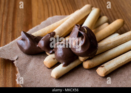 Grissini (Grissini, tauchen Sticks) sind in der Regel Bleistift-großen Sticks klares, trockenes Brot mit Ursprung in Turin und Umgebung in Italien Stockfoto